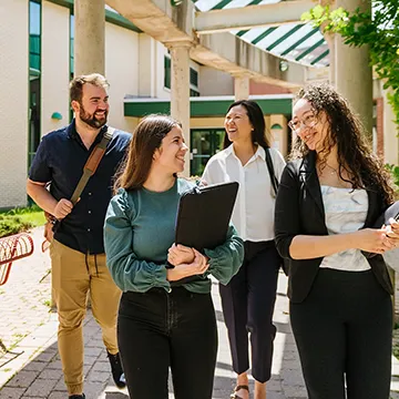 Étudiants sur le campus de l'UQO